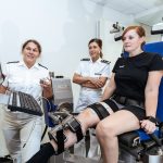 Bewertung isokinetischer Kraftmessung nach Kreuzbandverletzung in Beisein von Physiotherapeuten und Ärzten.