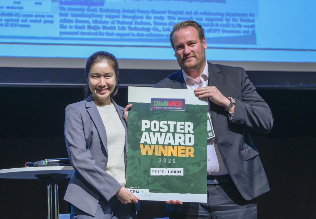 Chi-Jen Wu, doctoral candidate and director of the nursing department at the Armed Forces General Hospital in Kaohsiung, Taiwan, received the Poster Award from Tobias Ehlke, owner of CPM Verlag GmbH, at DiMiMED 2025.