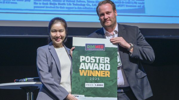 Chi-Jen Wu, doctoral candidate and director of the nursing department at the Armed Forces General Hospital in Kaohsiung, Taiwan, received the Poster Award from Tobias Ehlke, owner of CPM Verlag GmbH, at DiMiMED 2025.