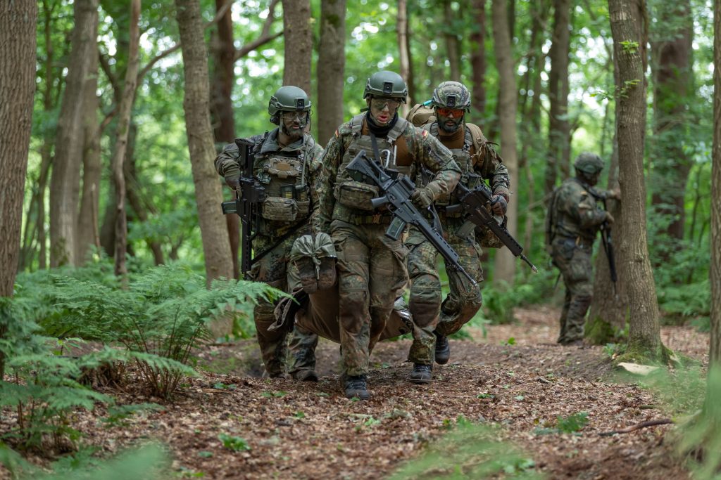 Leben oder Tod: Der Transport Verwundeter von der Front in die Sanitätseinrichtung gestaltet sich aufgrund der zunehmenden Gefahr durch Drohnen immer schwieriger.