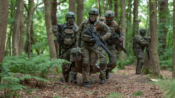 Leben oder Tod: Der Transport Verwundeter von der Front in die Sanitätseinrichtung gestaltet sich aufgrund der zunehmenden Gefahr durch Drohnen immer schwieriger.