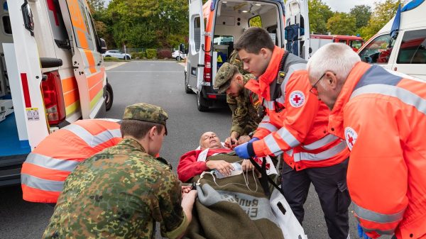 Soldiers from Medical Regiment 2 hand over a treated patient to the German Red Cross during the first Rhineland-Palatinate State Exercise Day 2025 in Montabaur.