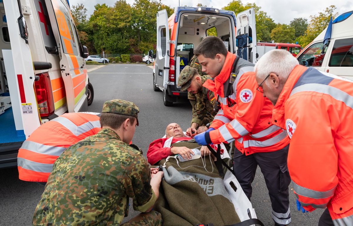 Soldiers from Medical Regiment 2 hand over a treated patient to the German Red Cross during the first Rhineland-Palatinate State Exercise Day 2025 in Montabaur.
