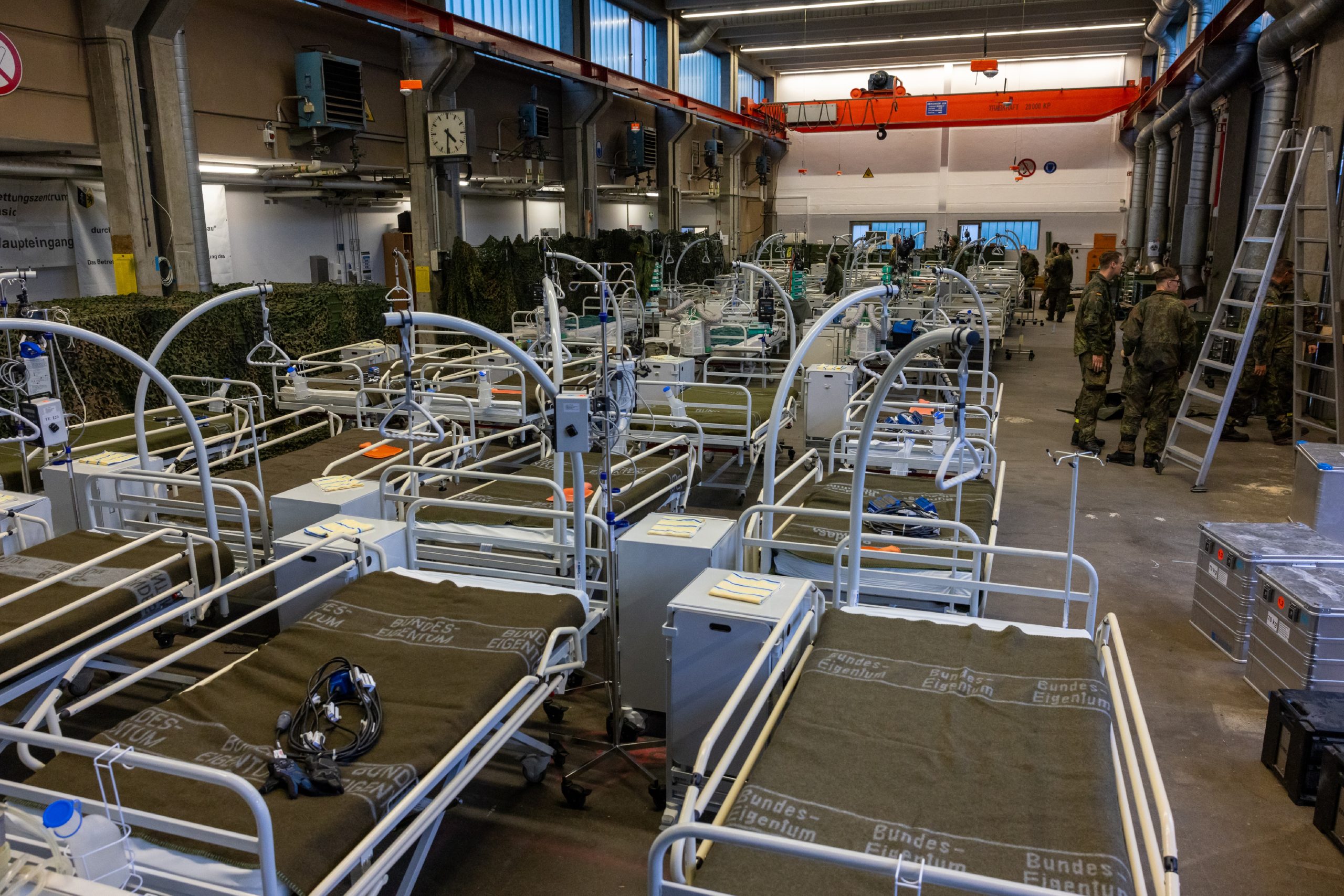 Die Integration der modularen Sanitätseinrichtungen in vorhandene feste Infrastrukturen wie Hallen oder auch Keller ist ein Schritt um der Gefahr aus der Luft entgegen zu wirken / Weiterer Text über ots und www.presseportal.de/nr/176538 / Die Verwendung dieses Bildes für redaktionelle Zwecke ist unter Beachtung aller mitgeteilten Nutzungsbedingungen zulässig und dann auch honorarfrei. Veröffentlichung ausschließlich mit Bildrechte-Hinweis.