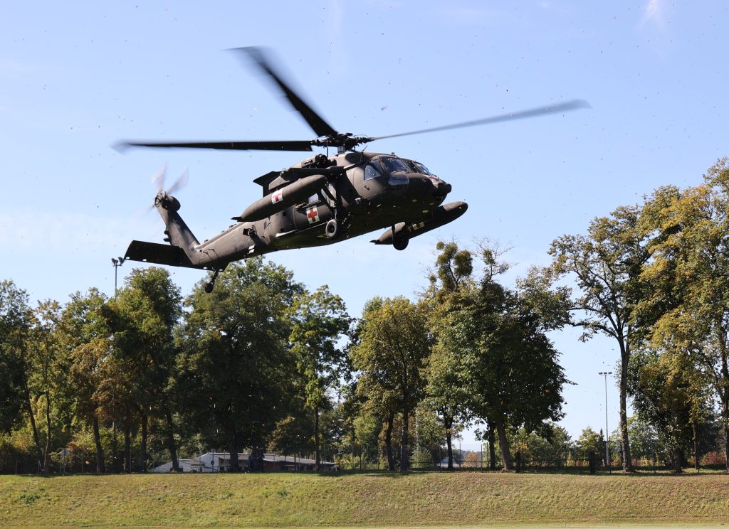 Logistik und Resilienz: Der Black Hawk der US-Army bringt bei der Übung die leicht und schwer verletzten Menschen aus der Gefahrenzone