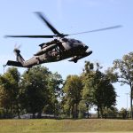 Logistik und Resilienz: Der Black Hawk der US-Army bringt bei der Übung die leicht und schwer verletzten Menschen aus der Gefahrenzone