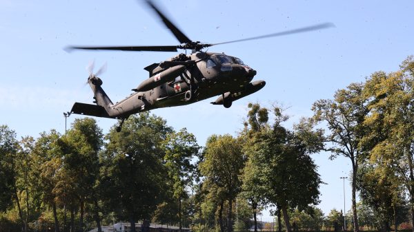 Logistik und Resilienz: Der Black Hawk der US-Army bringt bei der Übung die leicht und schwer verletzten Menschen aus der Gefahrenzone