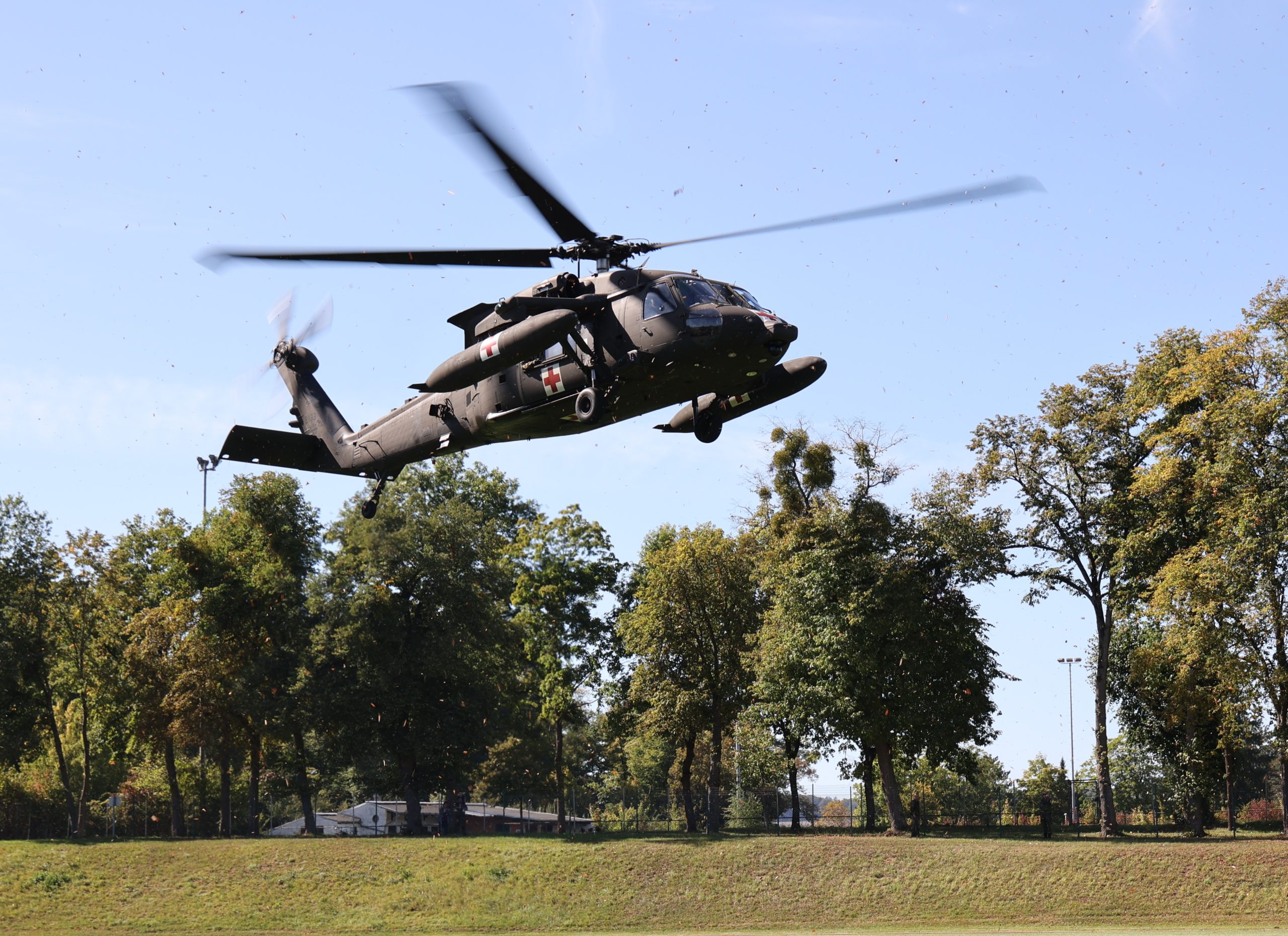 Logistik und Resilienz: Der Black Hawk der US-Army bringt bei der Übung die leicht und schwer verletzten Menschen aus der Gefahrenzone