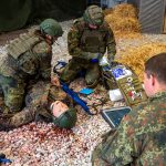 Unter dem kritischen Blick des Ausbilders Hauptfeldwebel Martin Rademacher trainieren zwei Unteroffizieranwärter des Sanitätsdienstes die taktische Verwundetenversorgung.