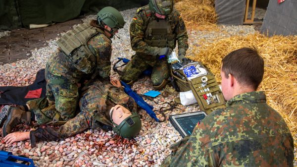 Unter dem kritischen Blick des Ausbilders Hauptfeldwebel Martin Rademacher trainieren zwei Unteroffizieranwärter des Sanitätsdienstes die taktische Verwundetenversorgung.