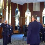 Flugmedizin: Meldung durch Generalarzt Luftwaffe Dr. Groß an den Inspekteur Luftwaffe vor dem großen Auditorium.