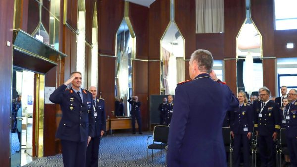 Flugmedizin: Meldung durch Generalarzt Luftwaffe Dr. Groß an den Inspekteur Luftwaffe vor dem großen Auditorium.