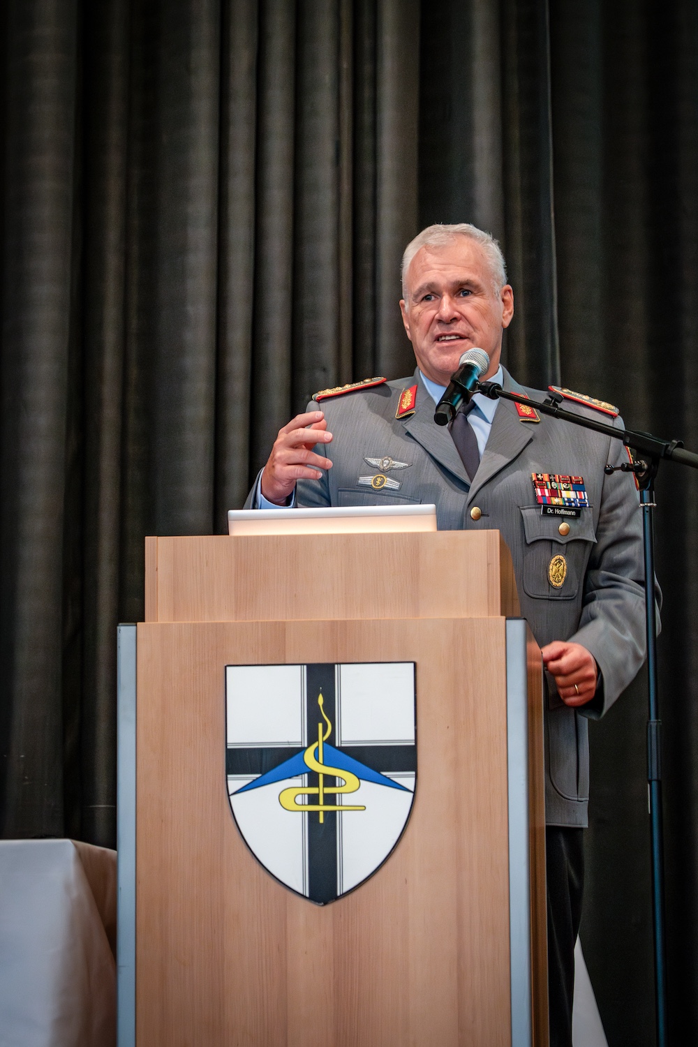 Befehlshaber ZSanDstBw GenOStArzt Dr. Hoffmann gibt einen Ausblick über den Sanitätsdienst der Bundeswehr.