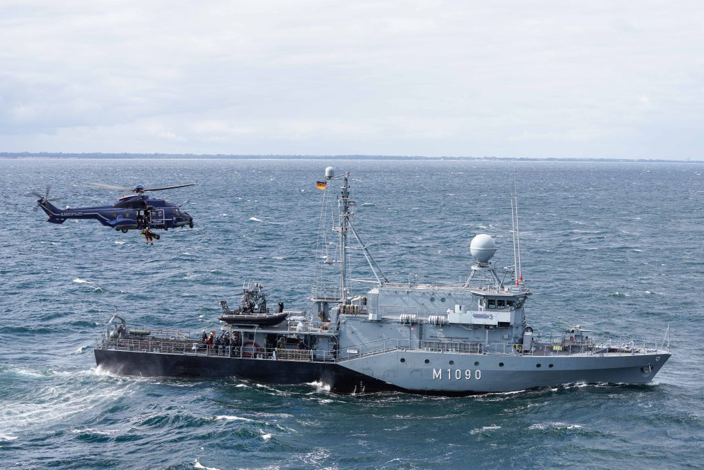 Aufnahme des T1-Patienten von Hohlstablenkboot PEGNITZ mit dem "Super-Puma" im Winch-Verfahren im Rahmen der Role2Sea-Übung.