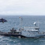 Aufnahme des T1-Patienten von Hohlstablenkboot PEGNITZ mit dem "Super-Puma" im Winch-Verfahren im Rahmen der Role2Sea-Übung.