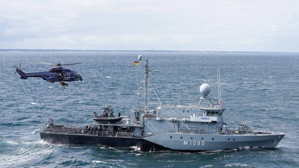 Aufnahme des T1-Patienten von Hohlstablenkboot PEGNITZ mit dem "Super-Puma" im Winch-Verfahren im Rahmen der Role2Sea-Übung.
