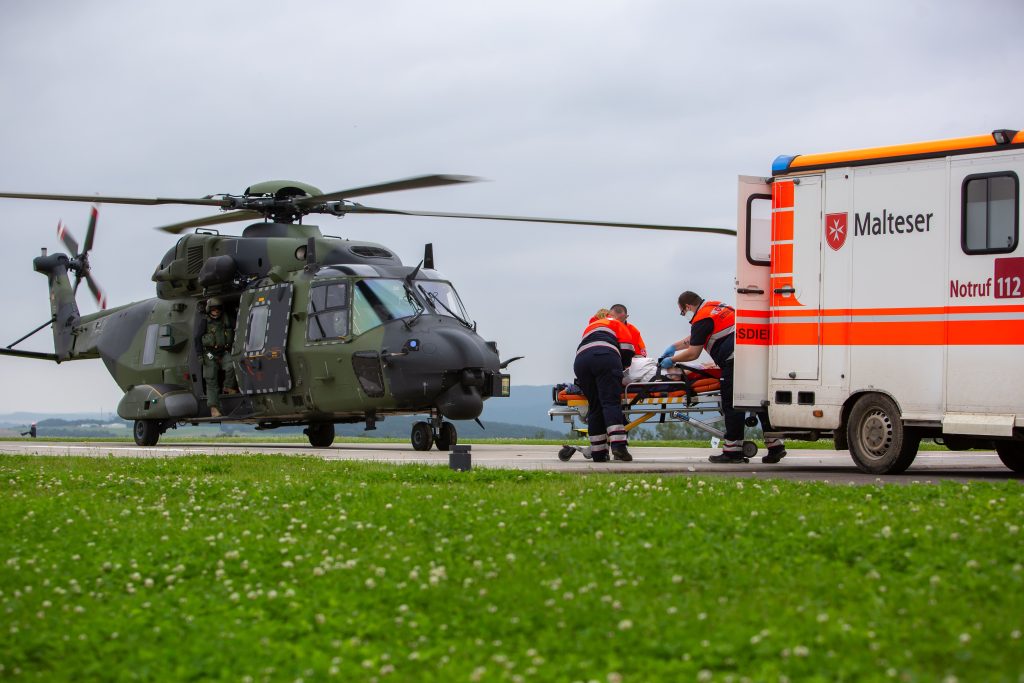 Malteser im Hochwasser-Einsatz 2021 - Gemeinsam mit der Bundeswehr werden ausgeflogene Patienten versorgt