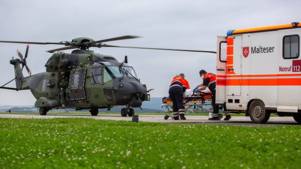 Malteser im Hochwasser-Einsatz 2021 - Gemeinsam mit der Bundeswehr werden ausgeflogene Patienten versorgt