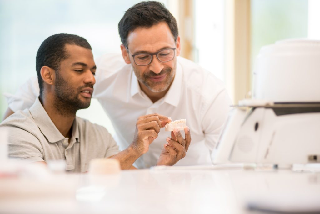 Teamwork für den Ivoclar Smile Award 2025 – Zahntechniker:innen und Zahnärzt:innen arbeiten gemeinsam daran, Menschen ein gesundes und strahlendes Lächeln zu zaubern.