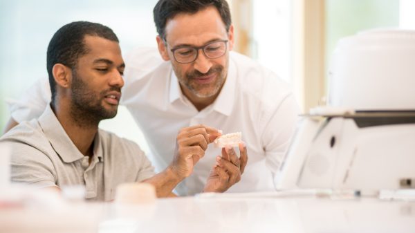 Teamwork für den Ivoclar Smile Award 2025 – Zahntechniker:innen und Zahnärzt:innen arbeiten gemeinsam daran, Menschen ein gesundes und strahlendes Lächeln zu zaubern.