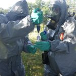 CBRN Ausbildung: Vor-Ort Untersuchung einer potenziell kontaminierten Probe.