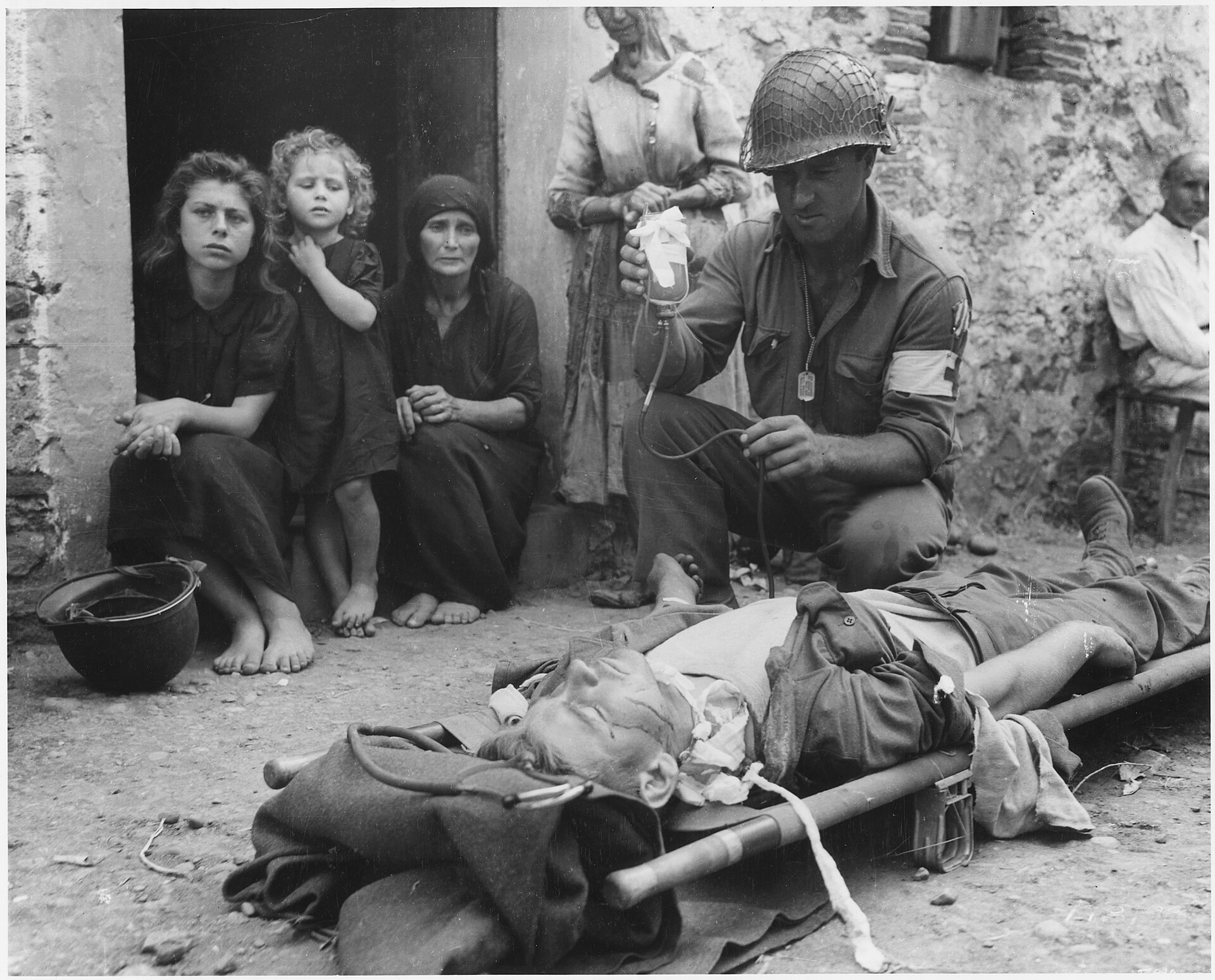 Fig. 2: Plasma transfusion of a wounded soldier in World War II ­(Sicily, August 9, 1943)