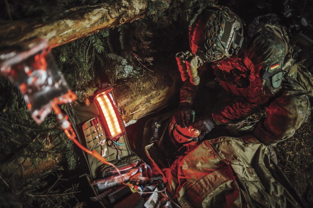 „Whatever it takes – Palliativmedizin Teil der taktischen Verwundetenversorgung Soldaten vom Special Operations Medical Support Team (SOMST) üben in Eckernförde die Verwundetenversorgung mit Hilfe eines LED-Lichtsystems, das in Kooperation mit dem Cyber Innovation Hub in Berlin entwickelt wurde.  (Abb.: Bundeswehr/Jana Neumann)