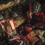 „Whatever it takes – Palliativmedizin Teil der taktischen Verwundetenversorgung Soldaten vom Special Operations Medical Support Team (SOMST) üben in Eckernförde die Verwundetenversorgung mit Hilfe eines LED-Lichtsystems, das in Kooperation mit dem Cyber Innovation Hub in Berlin entwickelt wurde.  (Abb.: Bundeswehr/Jana Neumann)