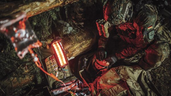 „Whatever it takes – Palliativmedizin Teil der taktischen Verwundetenversorgung Soldaten vom Special Operations Medical Support Team (SOMST) üben in Eckernförde die Verwundetenversorgung mit Hilfe eines LED-Lichtsystems, das in Kooperation mit dem Cyber Innovation Hub in Berlin entwickelt wurde.  (Abb.: Bundeswehr/Jana Neumann)