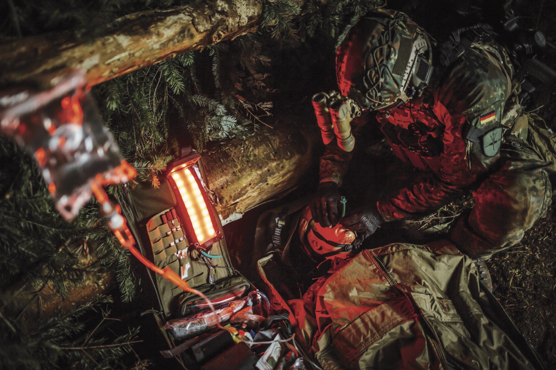 „Whatever it takes – Palliativmedizin Teil der taktischen Verwundetenversorgung Soldaten vom Special Operations Medical Support Team (SOMST) üben in Eckernförde die Verwundetenversorgung mit Hilfe eines LED-Lichtsystems, das in Kooperation mit dem Cyber Innovation Hub in Berlin entwickelt wurde.  (Abb.: Bundeswehr/Jana Neumann)