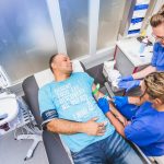 Pflegefachkräfte betreuen in einer gestellten Szene einen Patienten in der Notaufnahme.