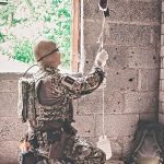 Abb. 1: Deutscher Soldat bei der Durchführung der Vollblutspende im Rahmen der Ausbildung, hier beim Beginn der Leukozyten-Depletion nach der Blutabnahme