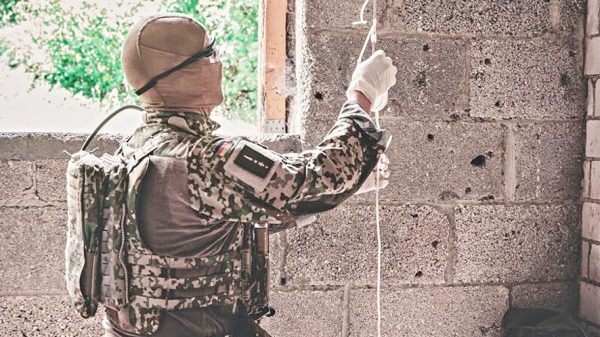 Abb. 1: Deutscher Soldat bei der Durchführung der Vollblutspende im Rahmen der Ausbildung, hier beim Beginn der Leukozyten-Depletion nach der Blutabnahme