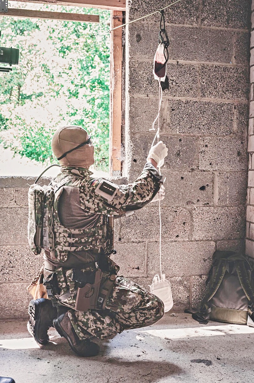 Abb. 1: Deutscher Soldat bei der Durchführung der Vollblutspende im Rahmen der Ausbildung, hier beim Beginn der Leukozyten-Depletion nach der Blutabnahme