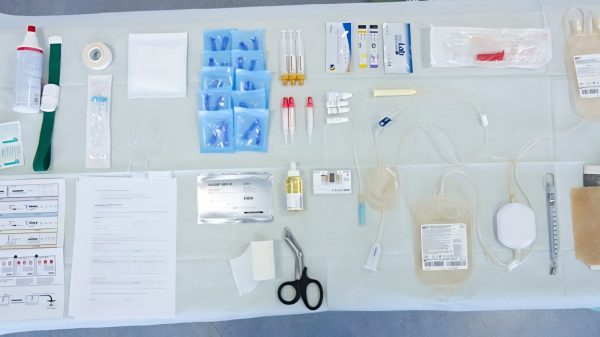 Abb. 2: Materialübersicht der Vollblutspende mit Spender-, Empfänger- und Testkomponenten sowie dem vorbereiteten System inklusive Punktionssimulator und Kunsthaut
