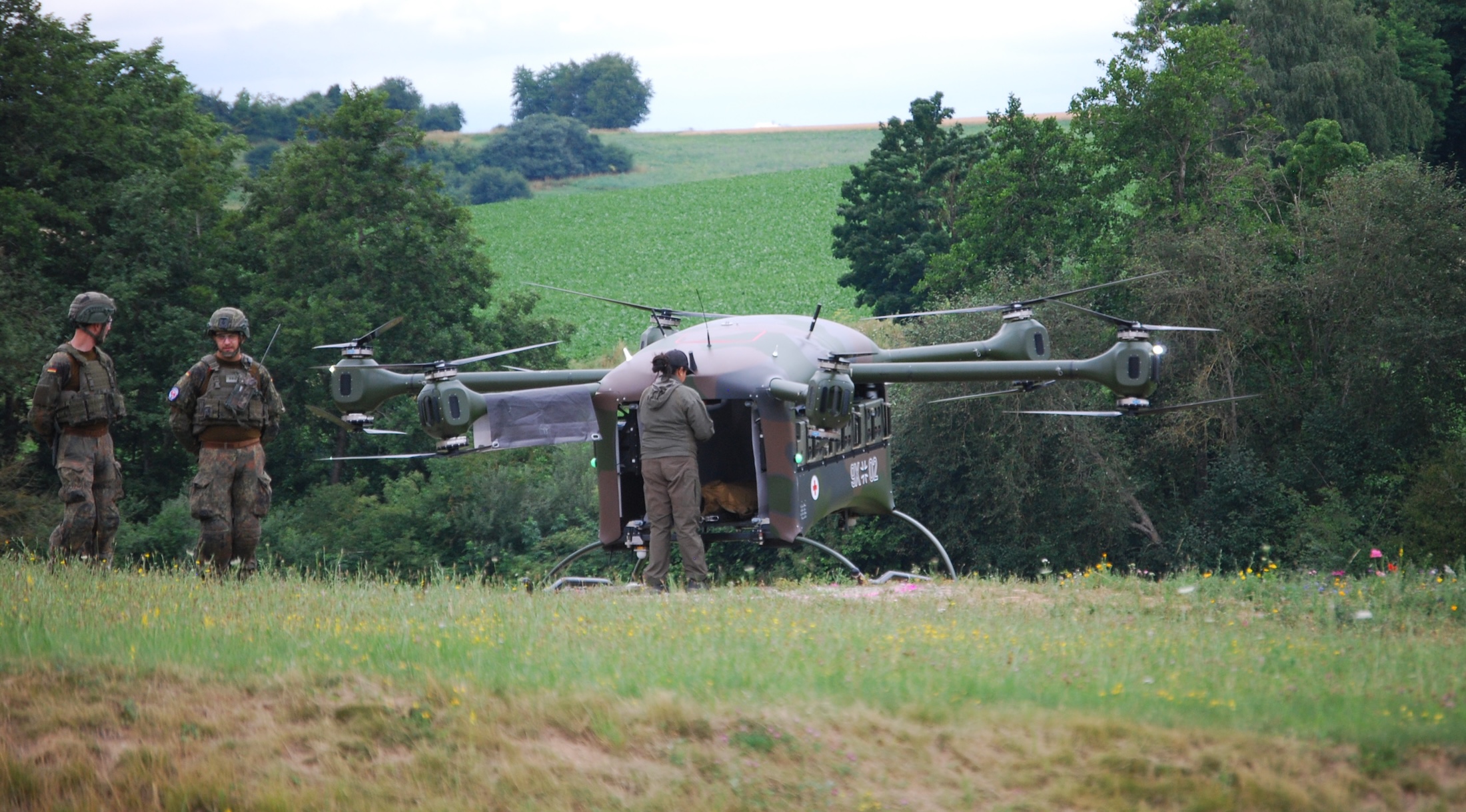 Der Krieg in der Ukraine zeigt: Russland beschießt gezielt die Rettungskette. Das Unternehmen Avilus hat daher eine Drohne entwickelt, mit der Verwundete ohne die Gefährdung weiterer Menschen aus der Kampfzone ins Krankenhaus oder eine andere medizinische Einrichtung gebracht werden kann. Der Sanitätsdienst der Bundeswehr muss sich auch an diese neuen Gegebenheiten anpassen.