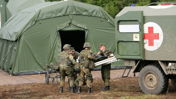 Medical Service: Delivery of a wounded person by ambulance (wheelchair) to an emergency station. Photo: German Armed Forces / Marcus Rott