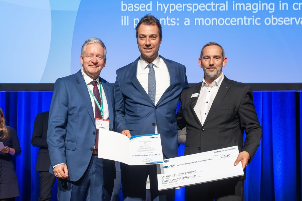 - Übergabe des Heinrich-Dräger-Preises 2025 auf dem Jahreskongress der DGAI: (v.l.n.r.) Prof. Dr. med. Gernot Marx, Präsident der DGAI; Dr. med. Florian Espeter, Oberarzt, Schwerpunkt Intensivmedizin, Ärztliche Leitung Forschungslabor, Klinik für Anästhesiologie und Intensivmedizin, Universitätsmedizin Essen; Christian Riep, Geschäftsführer Dräger Medical Deutschland GmbH