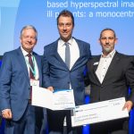 - Übergabe des Heinrich-Dräger-Preises 2025 auf dem Jahreskongress der DGAI: (v.l.n.r.) Prof. Dr. med. Gernot Marx, Präsident der DGAI; Dr. med. Florian Espeter, Oberarzt, Schwerpunkt Intensivmedizin, Ärztliche Leitung Forschungslabor, Klinik für Anästhesiologie und Intensivmedizin, Universitätsmedizin Essen; Christian Riep, Geschäftsführer Dräger Medical Deutschland GmbH