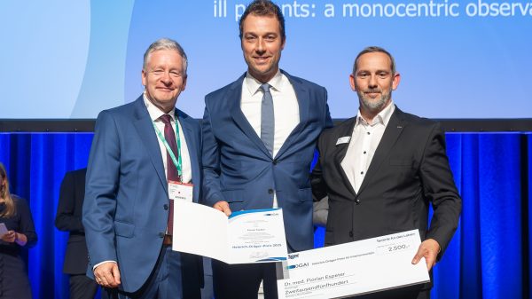 - Übergabe des Heinrich-Dräger-Preises 2025 auf dem Jahreskongress der DGAI: (v.l.n.r.) Prof. Dr. med. Gernot Marx, Präsident der DGAI; Dr. med. Florian Espeter, Oberarzt, Schwerpunkt Intensivmedizin, Ärztliche Leitung Forschungslabor, Klinik für Anästhesiologie und Intensivmedizin, Universitätsmedizin Essen; Christian Riep, Geschäftsführer Dräger Medical Deutschland GmbH