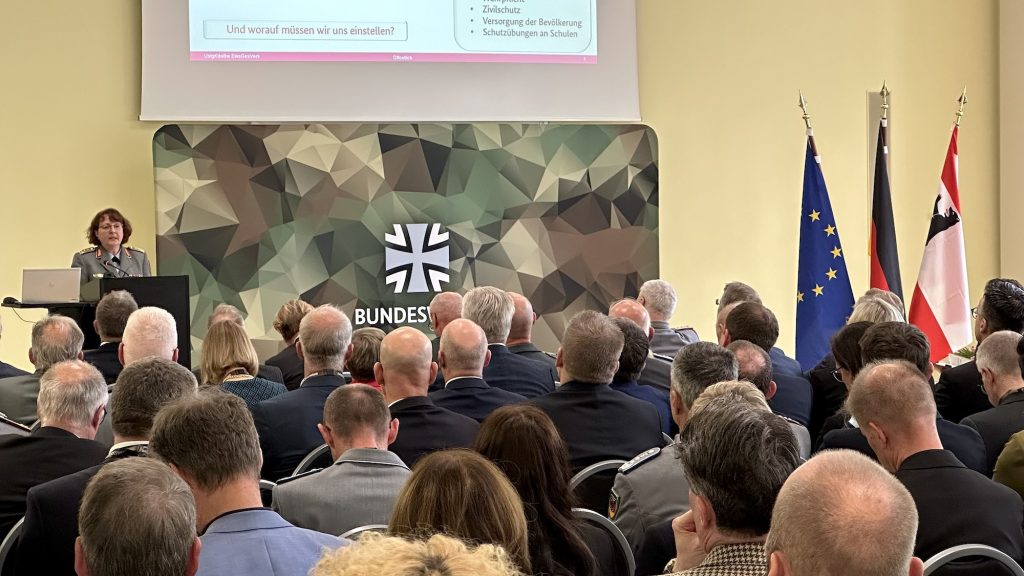 Der Einführungsvortrag erfolgte durch Frau Generalstabsarzt Dr. Almut Nolte, Abteilungsleiterin Einsatz und Gesundheitsversorgung im Unterstützungskommando der Bundeswehr.