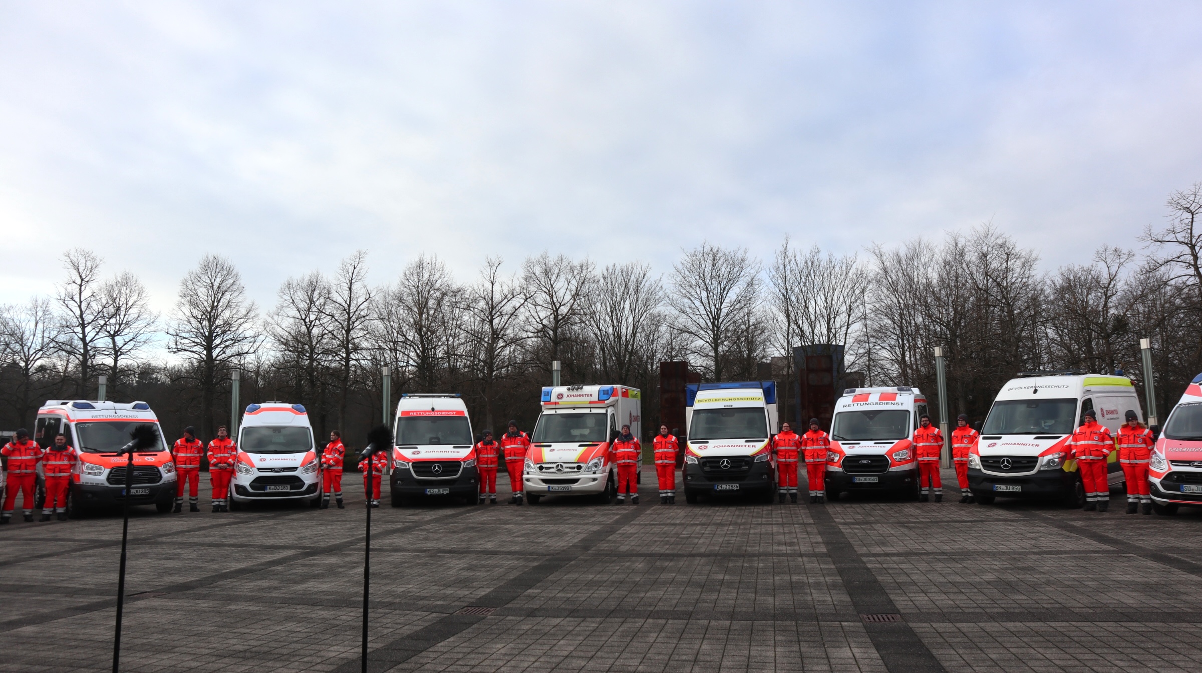 12 Krankentransportfahrzeuge der Johanniter-Unfall-Hilfe standen heute symbolisch für 100 Fahrzeuge der VTpK.JUH 100.