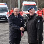 Johanniter stellen 100 Krankentransportfahrzeuge für den V-Fall. Bundesvorstand der Johanniter-Unfall-Hilfe, Oliver Meermann (l.) und Generaloberstabsarzt Dr. Ralf Hoffmann, Befehlshaber des Zentralen Sanitätsdienstes der Bundeswehr.