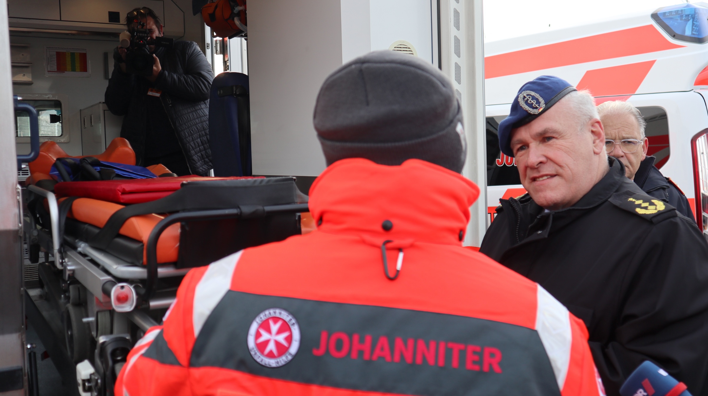 Generaloberstabsarzt Dr. Ralf Hoffmann ließ sich ziviles Gerät zeigen,