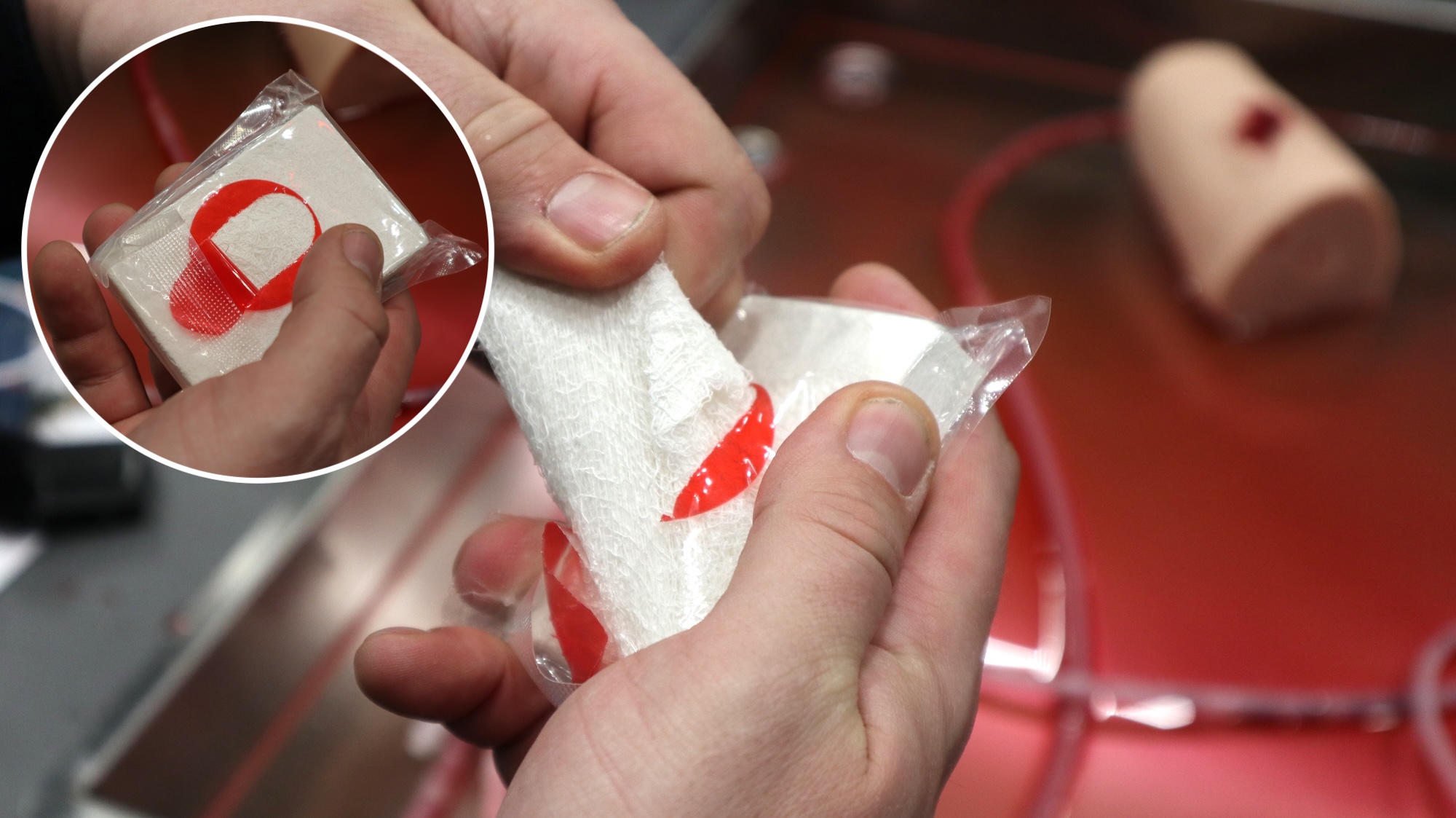 RedPoint ist eine neue Verpackung, bei der die Gaze-Verpackung mit einer Hand bzw. dem Daumen geöffnet werden kann.