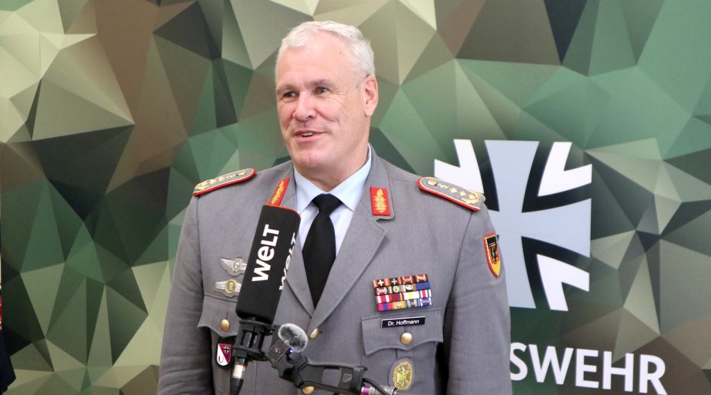 Generaloberstabsarzt Dr. Ralf Hoffmann, Befehlshaber Zentraler Sanitätsdienst der Bundeswehr und Stv. Befehlshaber Unterstützungskommando der Bundeswehr, war Gastgeber und Moderator des Symposiums.