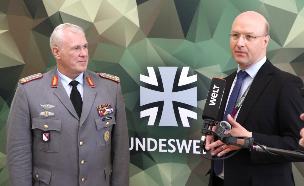 Beim Symposium „Gesundheitsversorgung in der Landesverteidigung“ gingen militärische und zivie Fachleute hand in Hand – Generaloberstabsarzt Dr. Ralf Hoffmann (l.) neben einem Vertreter des Gesundheitsministerium.