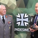 Beim Symposium „Gesundheitsversorgung in der Landesverteidigung“ gingen militärische und zivie Fachleute hand in Hand – Generaloberstabsarzt Dr. Ralf Hoffmann (l.) neben einem Vertreter des Gesundheitsministerium.