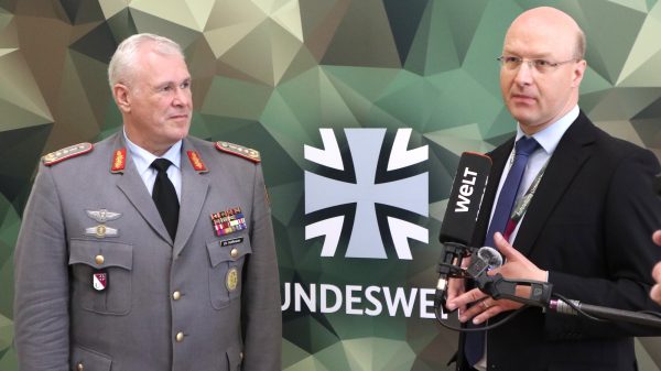 Beim Symposium „Gesundheitsversorgung in der Landesverteidigung“ gingen militärische und zivie Fachleute hand in Hand – Generaloberstabsarzt Dr. Ralf Hoffmann (l.) neben einem Vertreter des Gesundheitsministerium.
