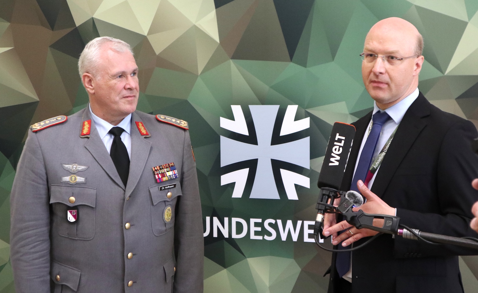 Beim Symposium „Gesundheitsversorgung in der Landesverteidigung“ gingen militärische und zivie Fachleute hand in Hand – Generaloberstabsarzt Dr. Ralf Hoffmann (l.) neben einem Vertreter des Gesundheitsministerium.